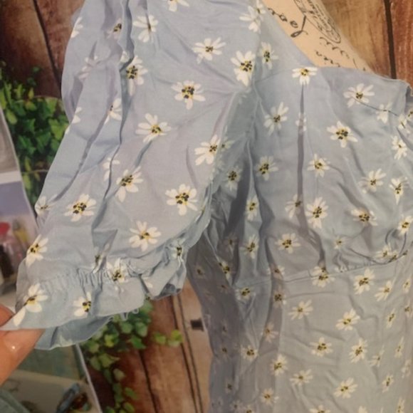 NWOT Cute blue floral crop top - Picture 4 of 6